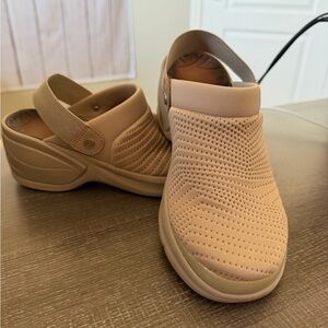 BZees Women's Kitty Clog Mesh Slip-On Sandals in Beige Size 6.5